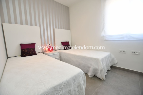 Nowo zbudowane - Niski bungalow - San Miguel de Salinas