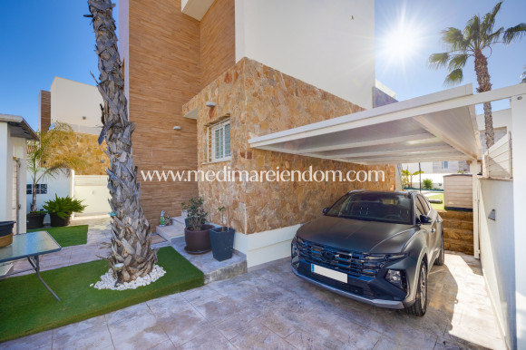 Reventa - Villa independiente - Torrevieja