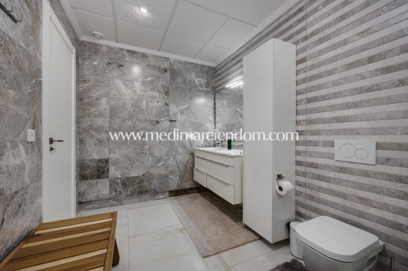 Reventa - Villa independiente - Torrevieja