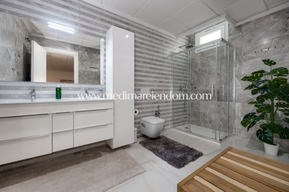 Reventa - Villa independiente - Torrevieja