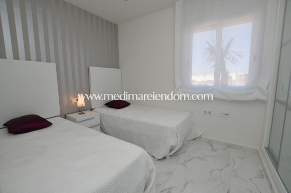 Nowo zbudowane - Niski bungalow - San Miguel de Salinas